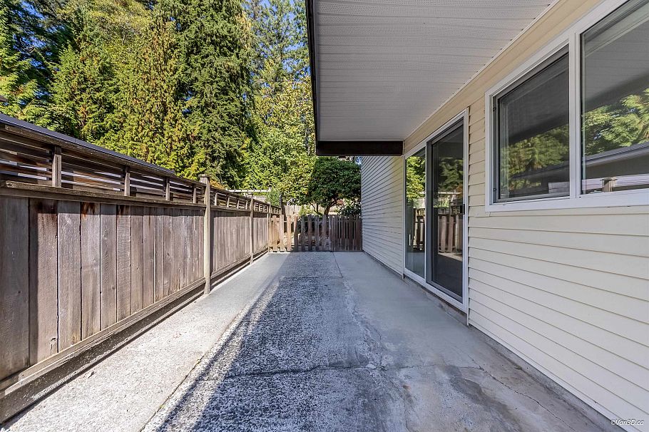 667 Plymouth Drive North Vancouver, BC - 25