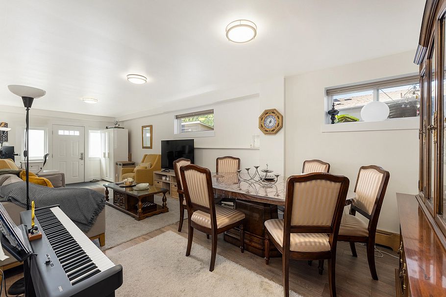 424 W Queens Road North Vancouver, BC - 32