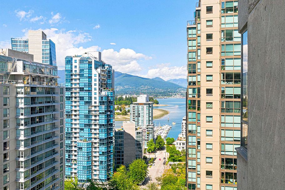 1601 738 Broughton Street Vancouver, BC - 2