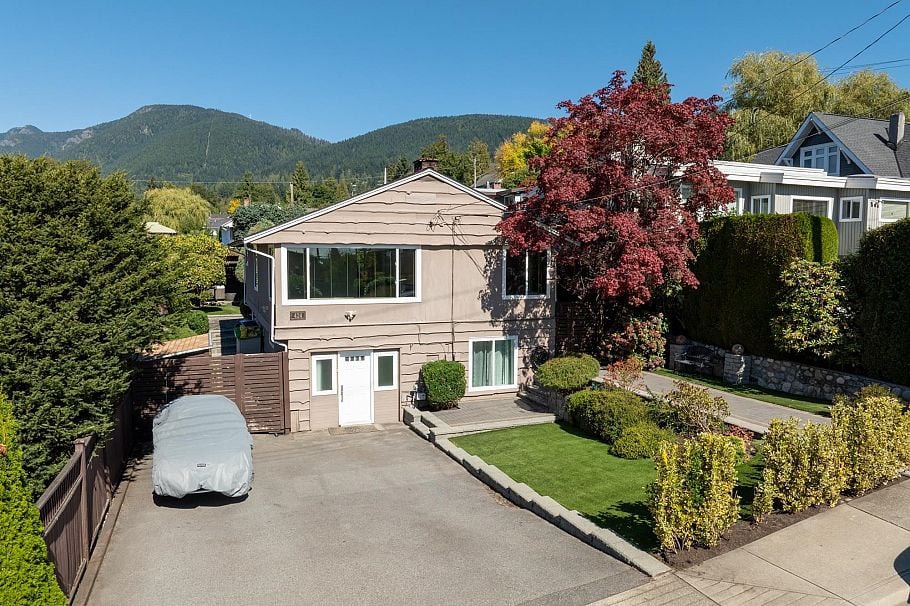 424 W Queens Road North Vancouver, BC - 2