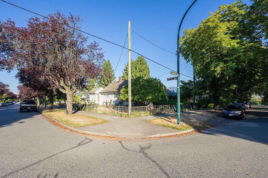 505 N Penticton Street Vancouver, BC - 9