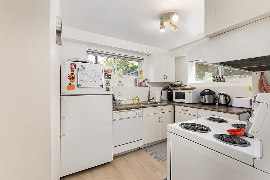 424 W Queens Road North Vancouver, BC - 31