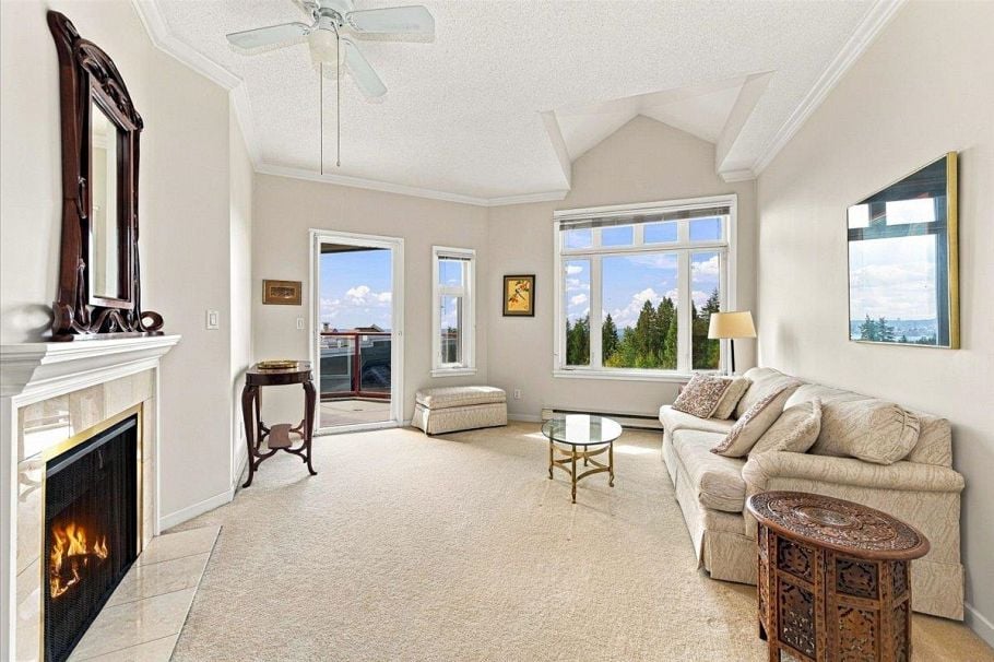 403 121 W 29th Street North Vancouver, BC - 2