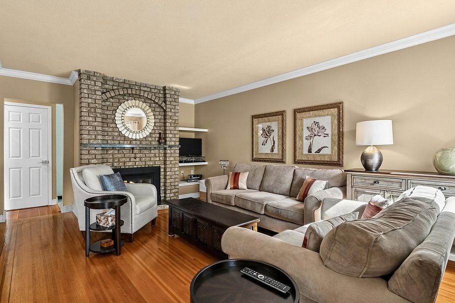 295 W 17th Avenue Vancouver, BC - 3