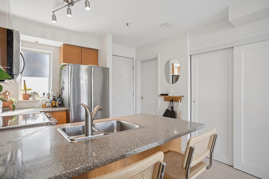 203 2190 W 5th Avenue Vancouver, BC - 5