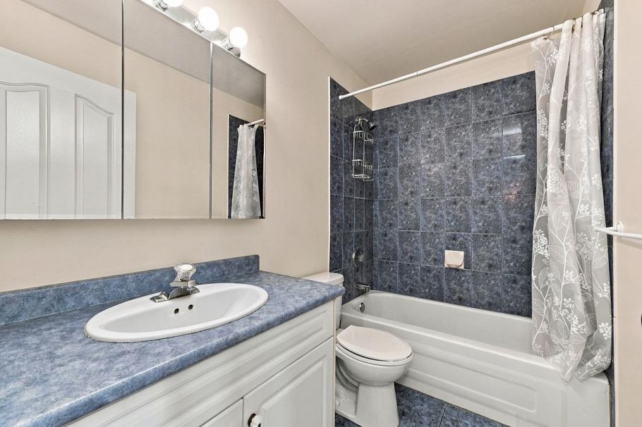 423-425 E 2nd Street North Vancouver, BC - 17