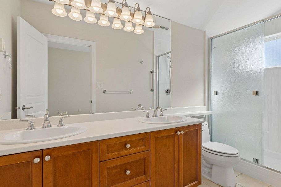 247 E 19th Street North Vancouver, BC - 19