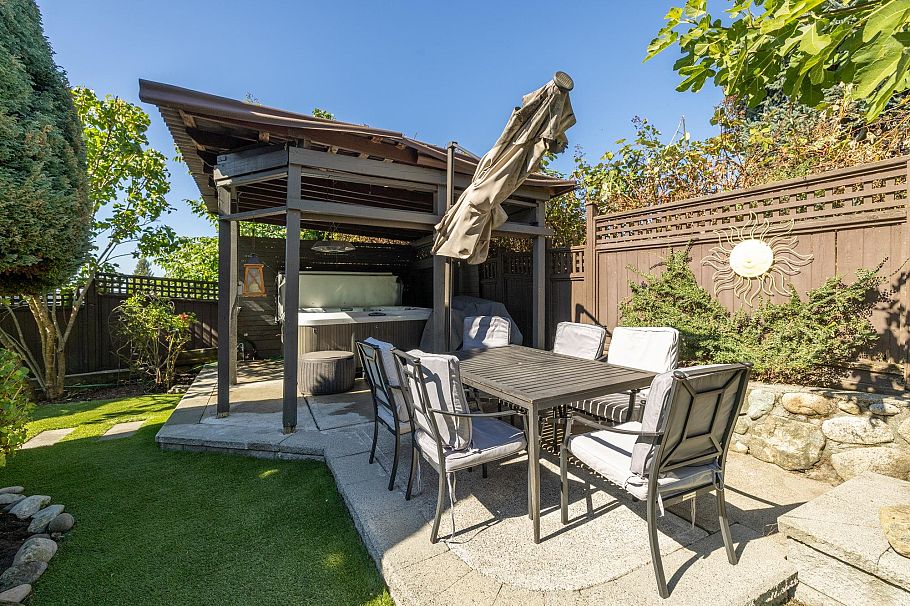 424 W Queens Road North Vancouver, BC - 36