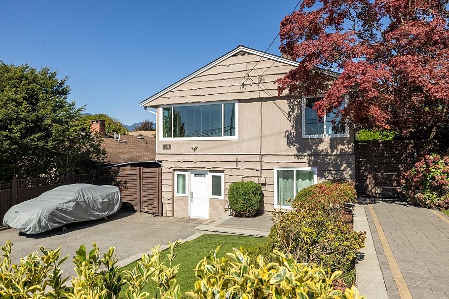 424 W Queens Road North Vancouver, BC - 1