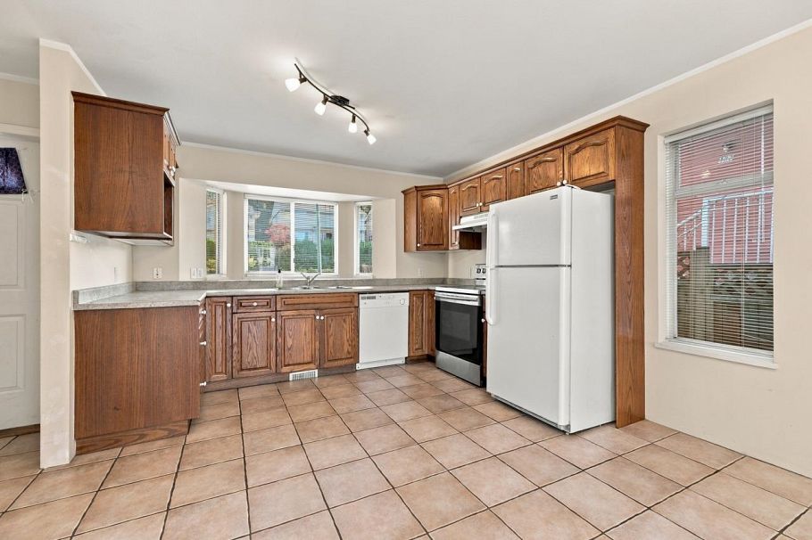 423-425 E 2nd Street North Vancouver, BC - 3