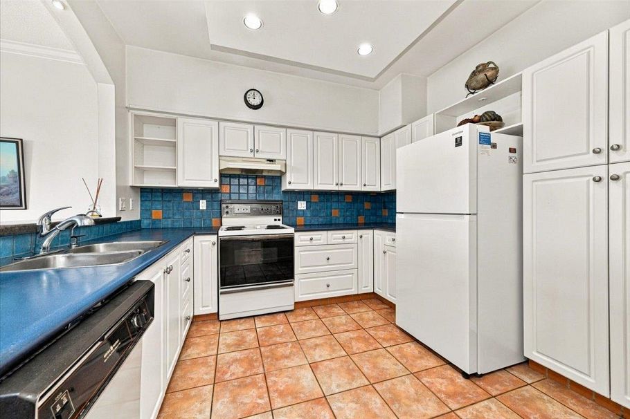 403 121 W 29th Street North Vancouver, BC - 11