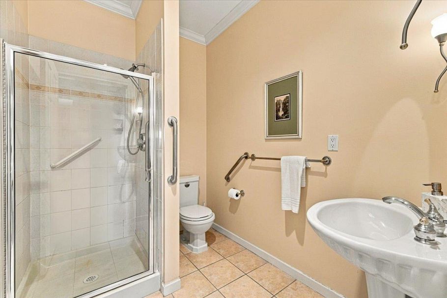 403 121 W 29th Street North Vancouver, BC - 22