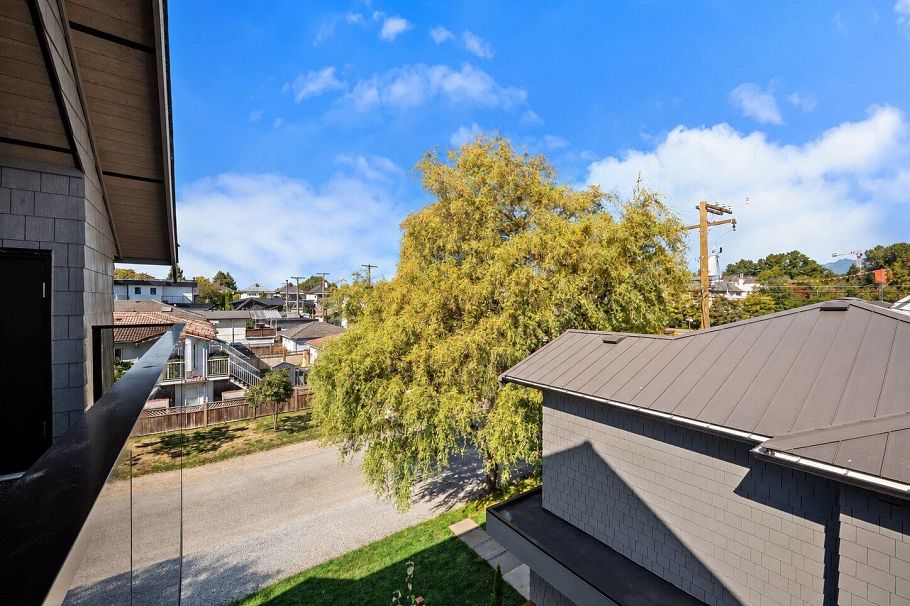 2868 Semlin Drive Vancouver, BC - 40
