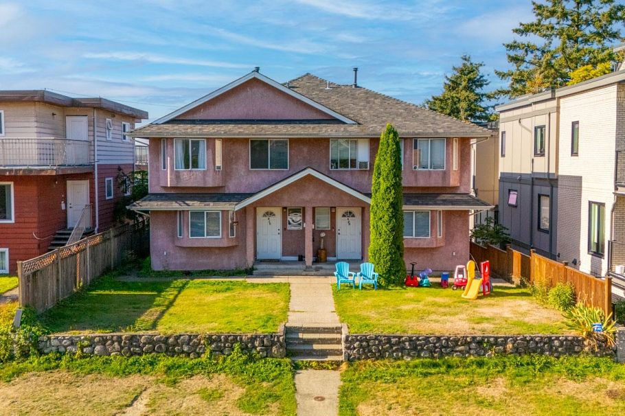423-425 E 2nd Street North Vancouver, BC - 1