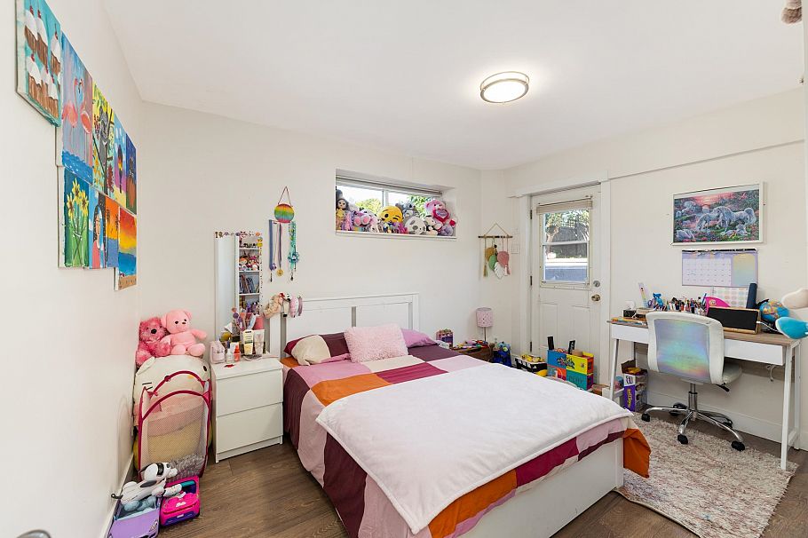 424 W Queens Road North Vancouver, BC - 34