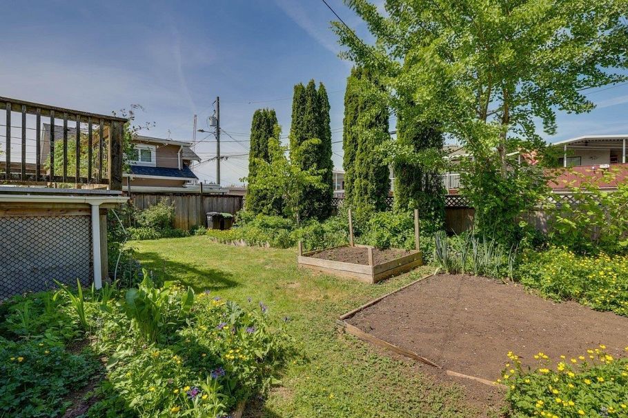 2087 E 26th Avenue Vancouver, BC - 32