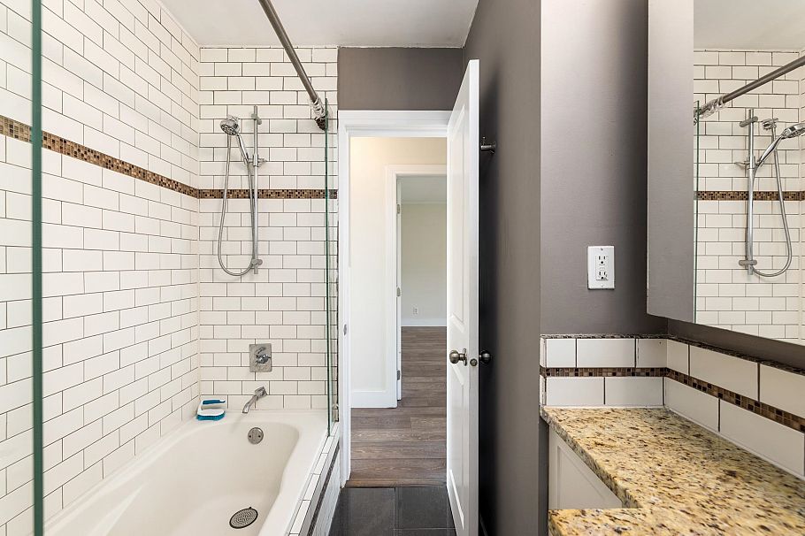 424 W Queens Road North Vancouver, BC - 30