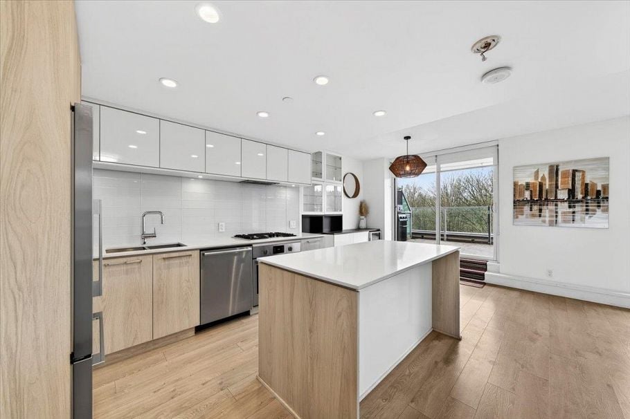 610 680 Seylynn Crescent North Vancouver, BC - 2