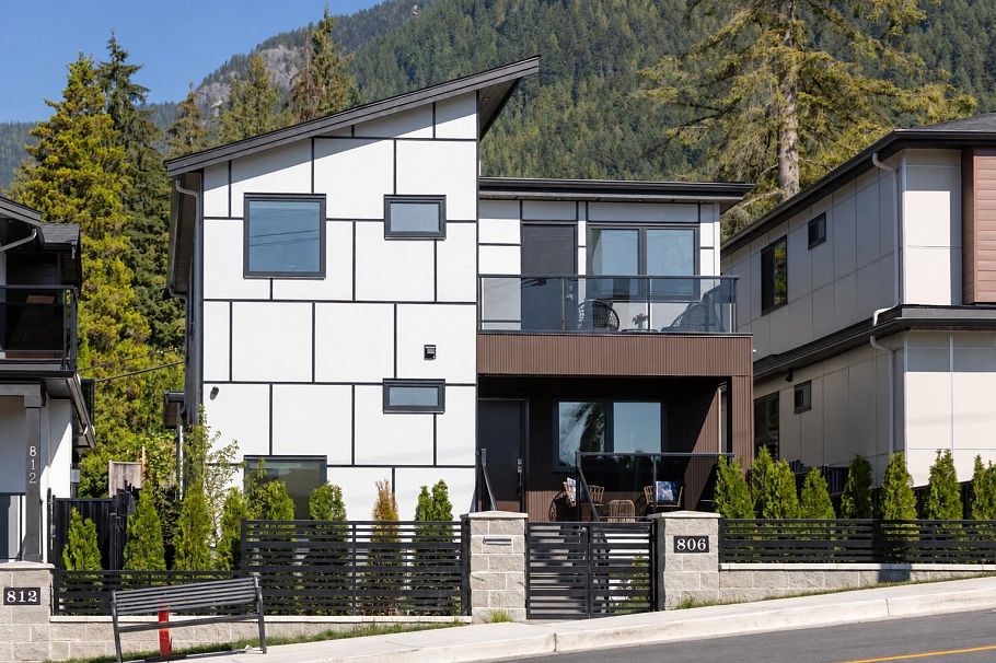 806 Montroyal Boulevard North Vancouver, BC - 1