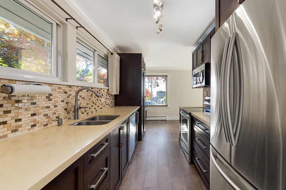 424 W Queens Road North Vancouver, BC - 25