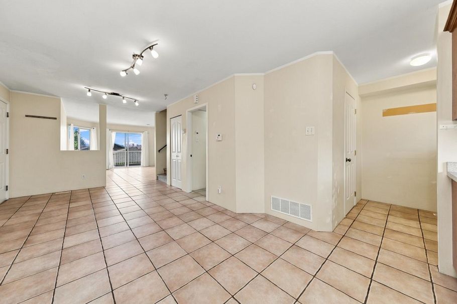 423-425 E 2nd Street North Vancouver, BC - 8