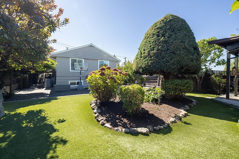 424 W Queens Road North Vancouver, BC - 12
