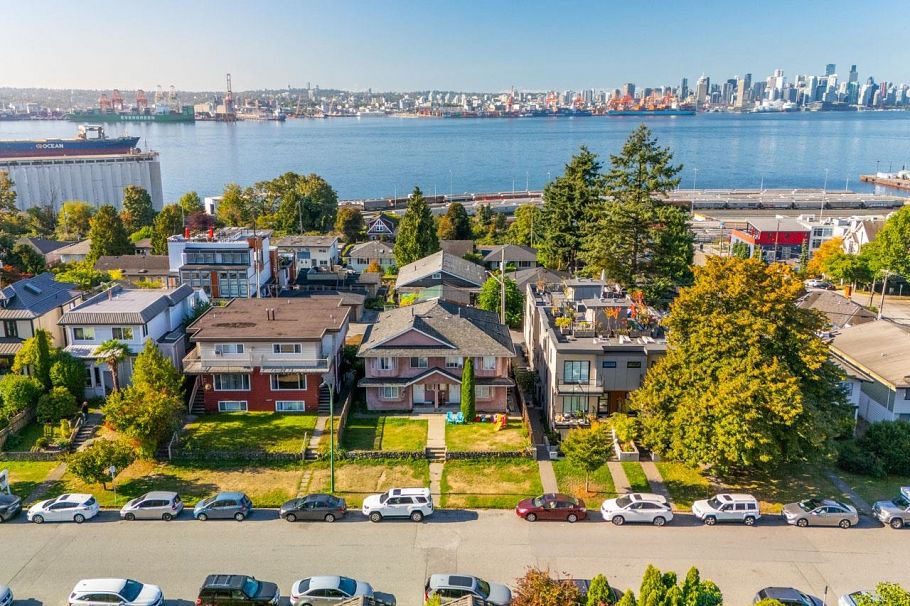 423-425 E 2nd Street North Vancouver, BC - 22