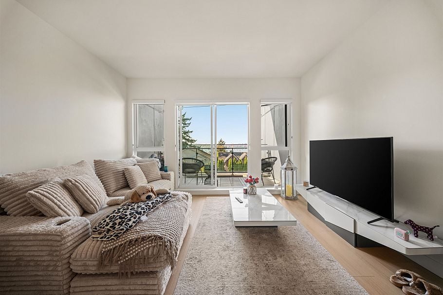 309 422 E 3rd Street North Vancouver, BC - 2