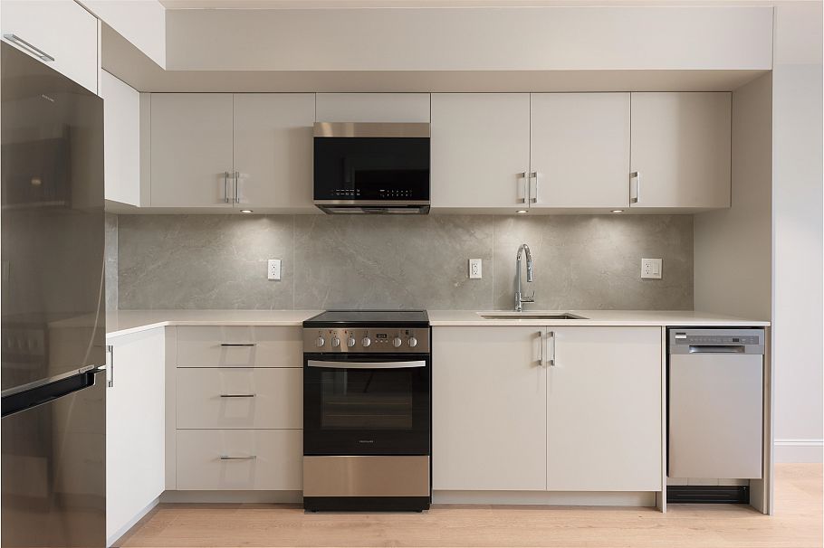 3579 W 19th Avenue Vancouver, BC - 35