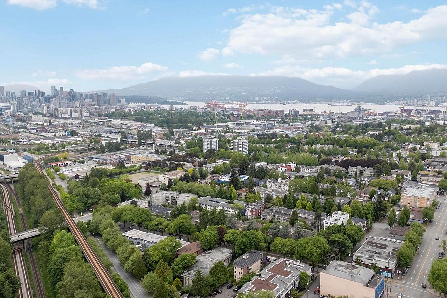 1533 E 5th Avenue Vancouver, BC - 37