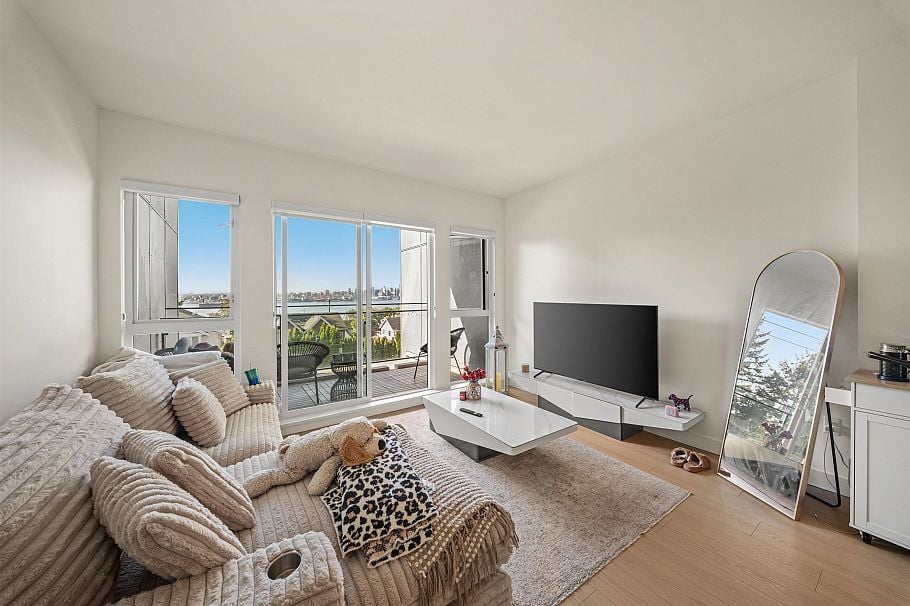 309 422 E 3rd Street North Vancouver, BC - 3