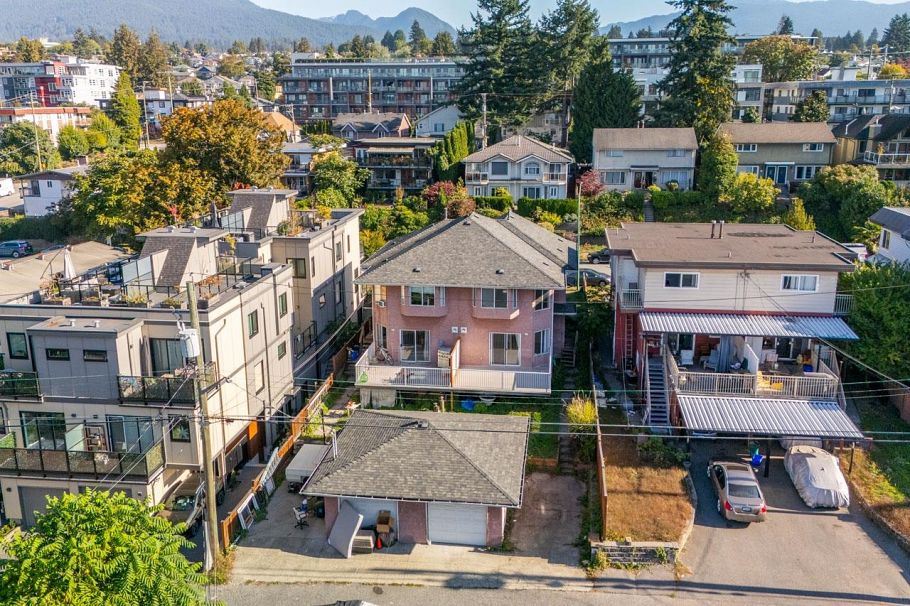 423-425 E 2nd Street North Vancouver, BC - 23