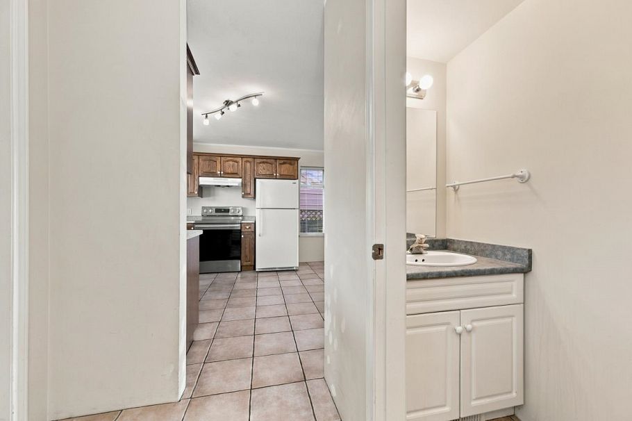423-425 E 2nd Street North Vancouver, BC - 2