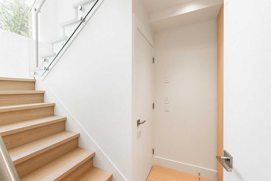 806 Montroyal Boulevard North Vancouver, BC - 35
