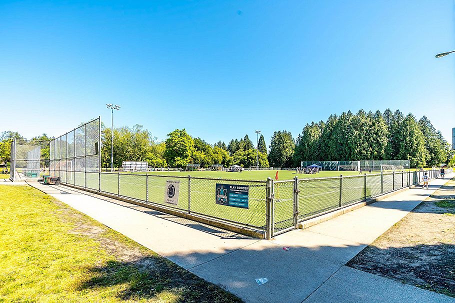 6074 Sherbrooke Street Vancouver, BC - 36