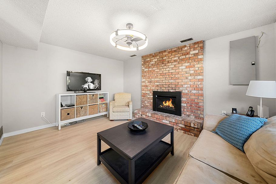 2763 Violet Street North Vancouver, BC - 27