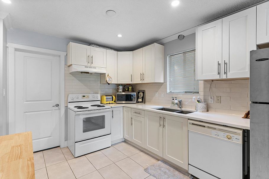 18-24 W 16th Avenue Vancouver, BC - 9