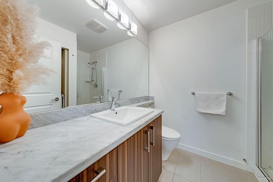 319 119 W 22nd Street North Vancouver, BC - 22