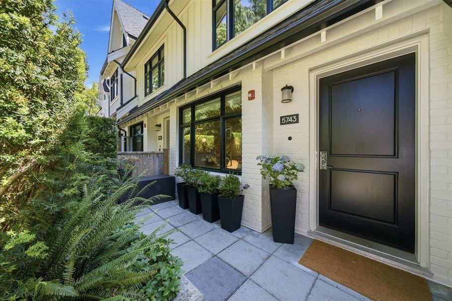 5743 St George Street Vancouver, BC - 2