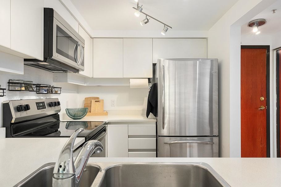 807 1238 Melville Street Vancouver, BC - 4