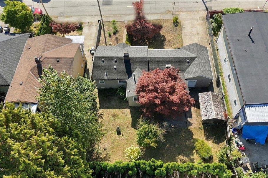 2219 E 25th Avenue Vancouver, BC - 8