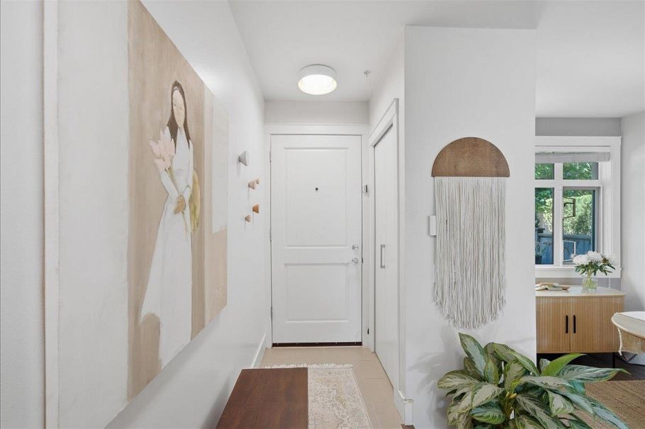 5743 St George Street Vancouver, BC - 4