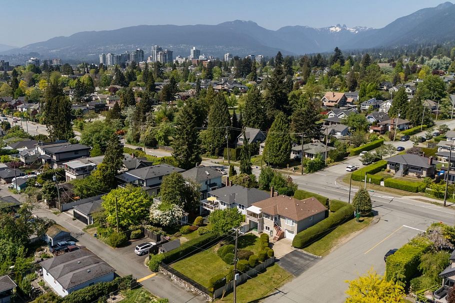 657 E Keith Road North Vancouver, BC - 32