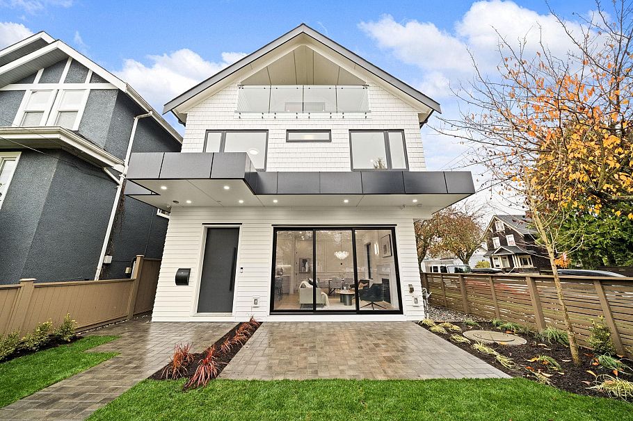1095 E 14th Avenue Vancouver, BC - 2