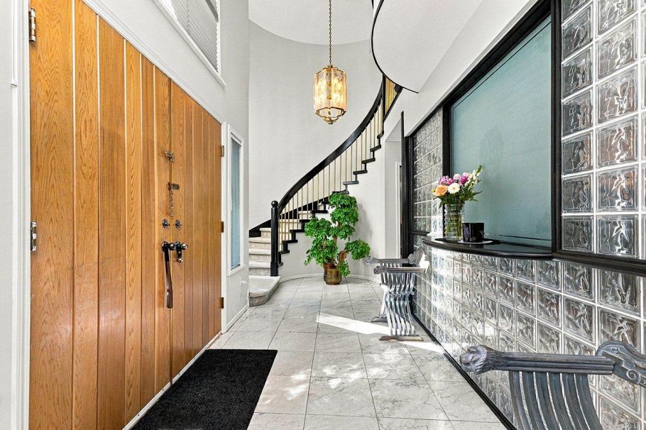 1039 W 29th Avenue Vancouver, BC - 2