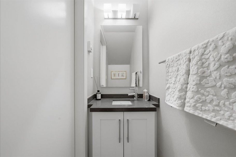 5743 St George Street Vancouver, BC - 27