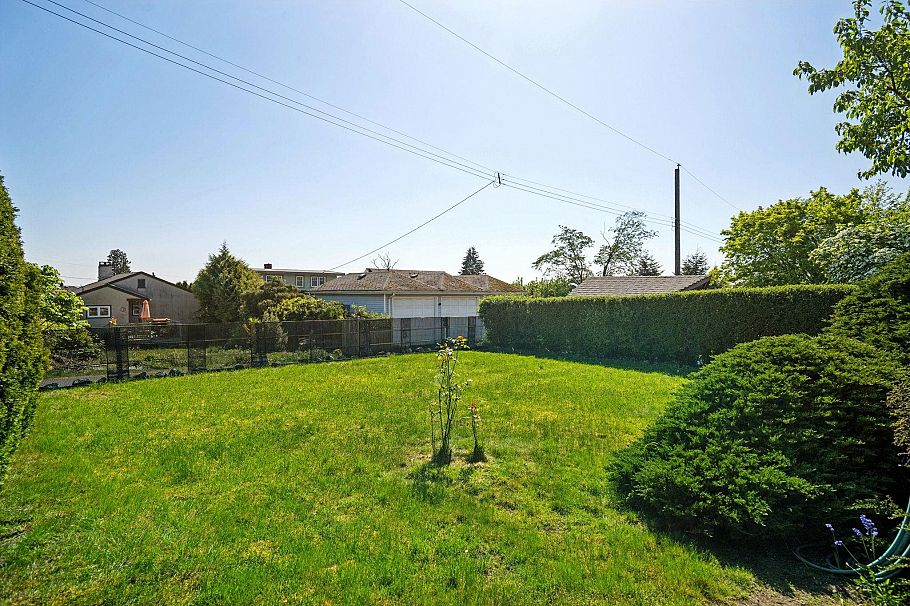 657 E Keith Road North Vancouver, BC - 30