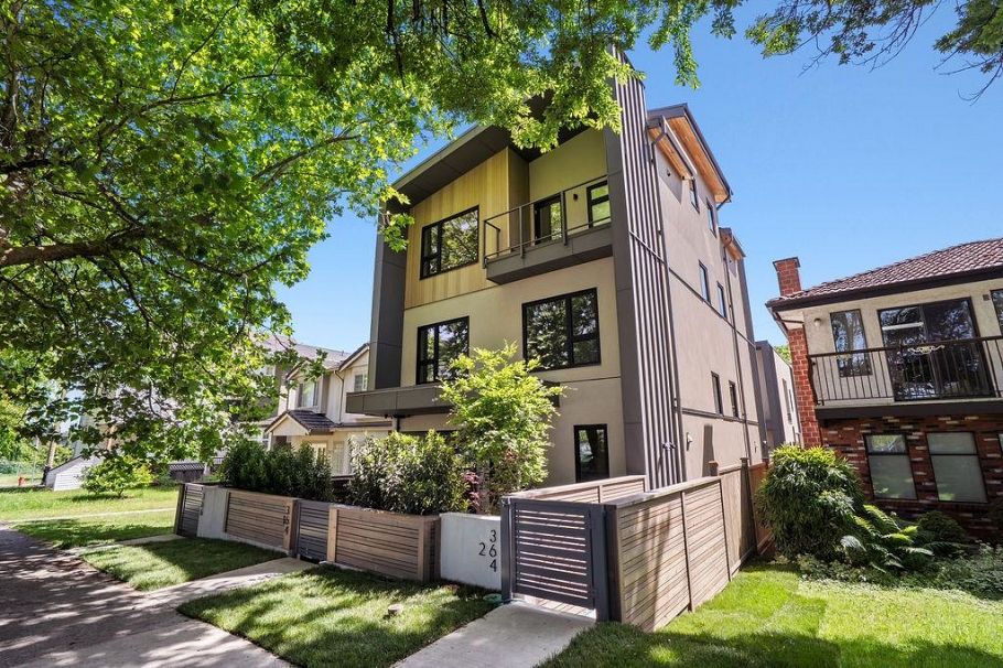 2 364 E 23rd Avenue Vancouver, BC - 2