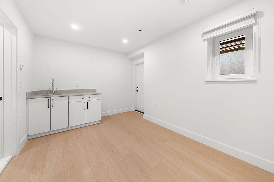1350 Ross Road North Vancouver, BC - 33