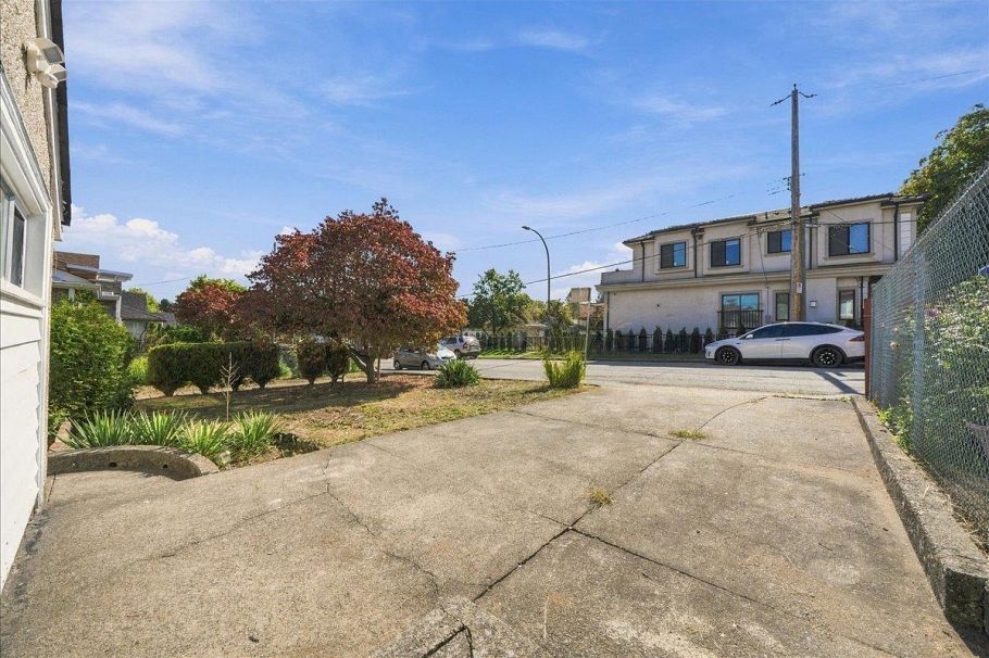 2219 E 25th Avenue Vancouver, BC - 20